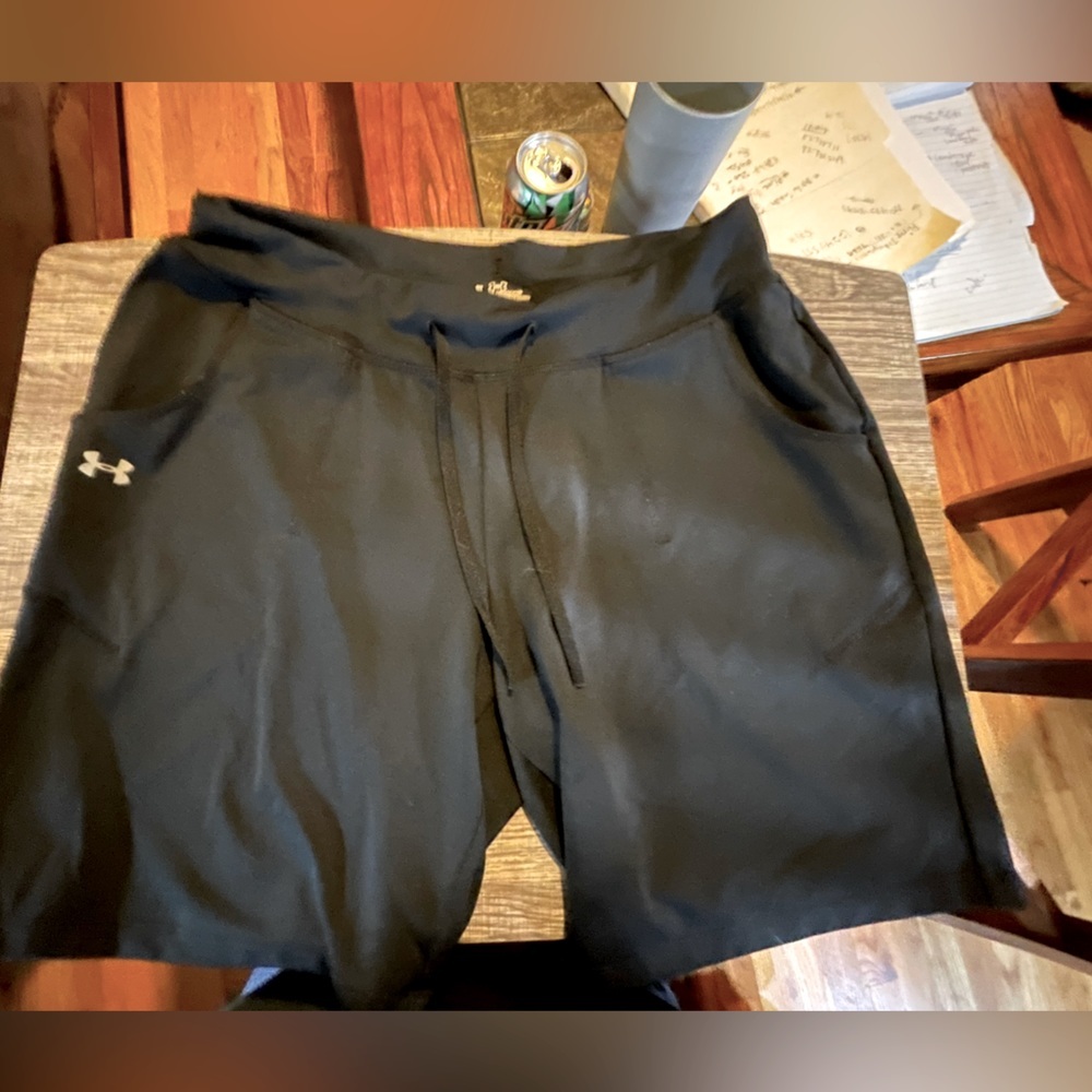 Under Armour stretch shorts with pockets Large